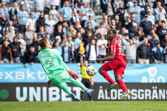 Malmö FFs målvakt Johan Dahlin och Djurgårdens Joel Asoro