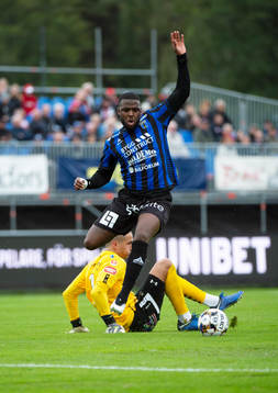 Christian Kouakou och Degerfors målvakt Alfie Malik