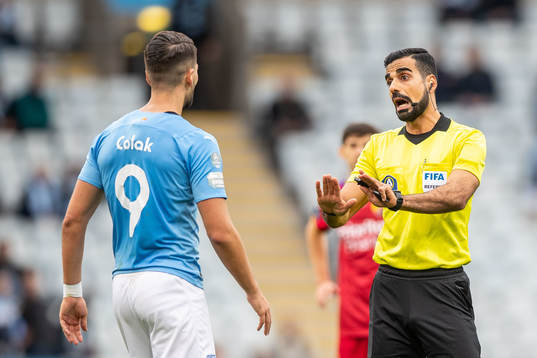 Malmö FFs Antonio Colak och domare Mohammed Al-Hakim