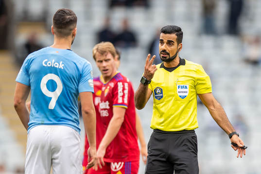 Malmö FFs Antonio Colak och domare Mohammed Al-Hakim