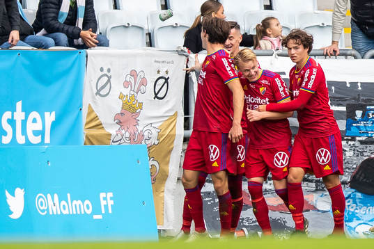 Djurgårdens Hjalmar Ekdal försöker fånga en inkastad