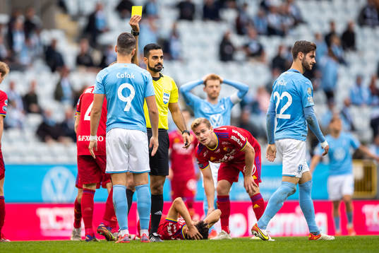 Malmö FFs Antonio Colak får gult kort av domare Mohammed