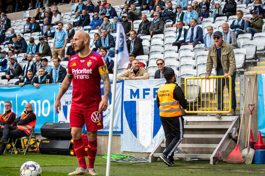 Malmö FFs supporter skriker på Djurgårdens Magnus
