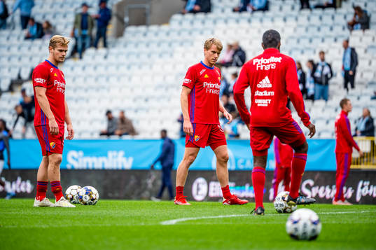 Djurgårdens spelare värmer upp