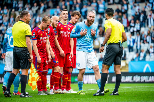 Malmö FFs Jo Inge Berget är irriterad på domare Mohammed