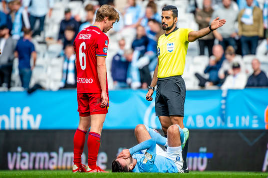 Malmö FFs Erdal Rakip grinar illa på marken brevid