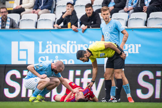 Djurgårdens Haris Radetinac har ont ses om av Malmö FFs