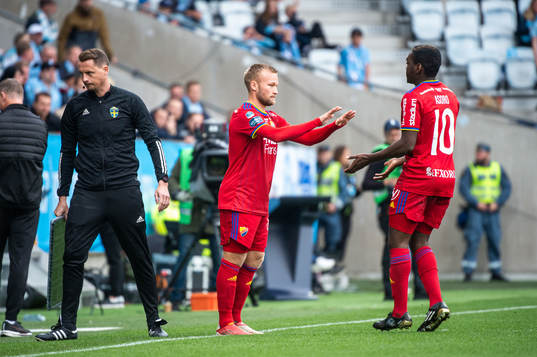 Djurgårdens Nicklas Bärkroth byter med Joel Asoro