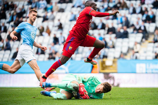Djurgårdens Edward Chilufya och Malmö FFs målvakt Johan