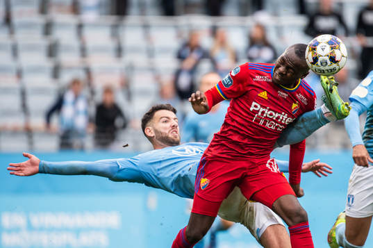 Djurgårdens Edward Chilufya och Malmö FFs Erdal Rakip