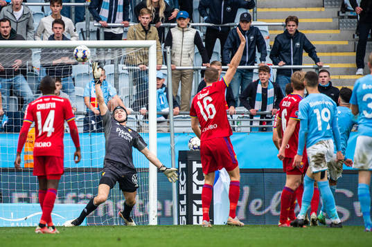 Djurgårdens målvakt Jacob Widell Zetterström med en