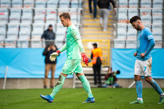 Malmö FFs målvakt Johan Dahlin och Erdal Rakip deppar