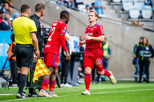 Djurgårdens Hampus Finndell går ut och Emmanuel Banda