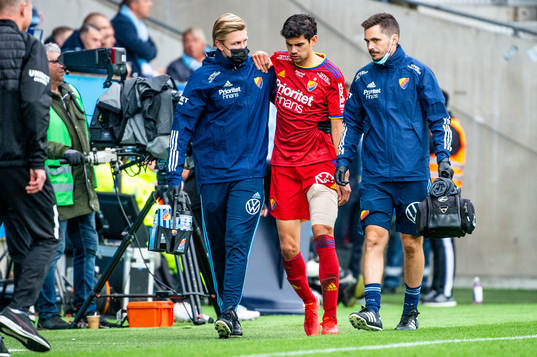 Djurgårdens Jesper Nyholm hjälps av planen