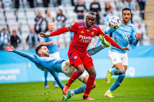 Djurgårdens Edward Chilufya mot Malmö FFs Erdal Rakip och
