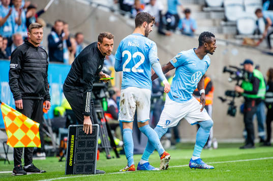 Malmö FFs Bonke Innocent kommer in och ut går Adi Nalic