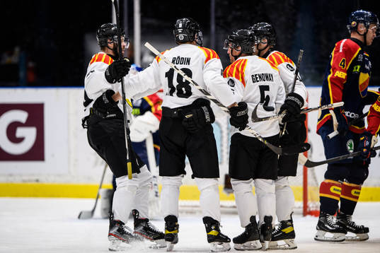 Brynäs Anton Rödin jublar med lagkamrater