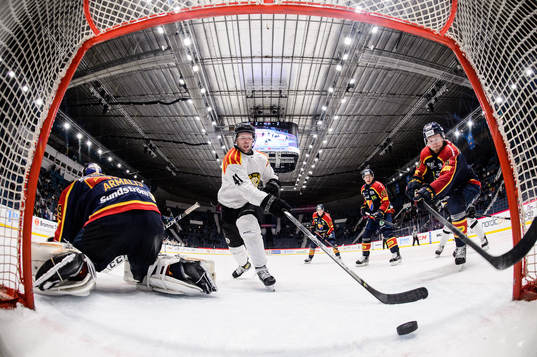 Brynäs Greg Scott med en målchans mot Djurgårdens
