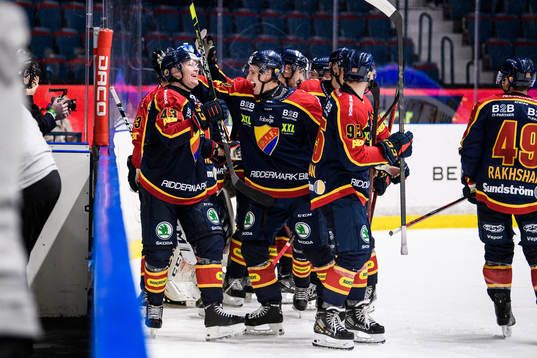Djurgårdens Tom Nilsson (v) jublar med lagkamrater