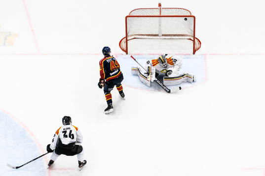 Djurgårdens Tom Nilsson gör 3-2 på Brynäs målvakt