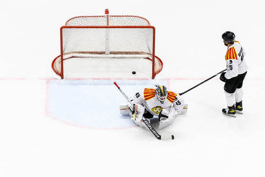 Brynäs målvakt Viktor Andrén och Simon Bertilsson deppar