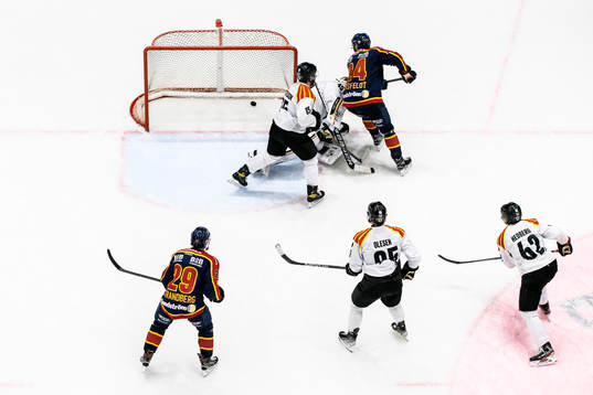 Djurgårdens Ludvig Rensfeldt framför Brynäs målvakt