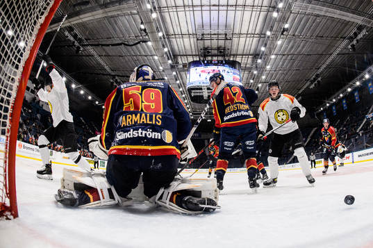 Brynäs Oula Palve (v) jublar