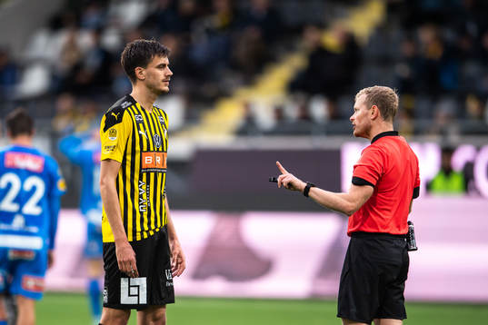 Häckens Alexander Jeremejeff i samtal med domare Fredrik