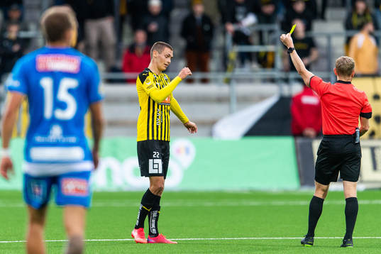 Häckens Tobias Carlsson deppar när han varnas av domare