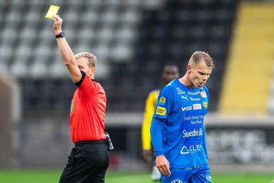 Domare Fredrik Klitte varnar Mjällbys Elias Andersson
