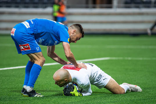 Mjällbys Carlos Moros Gracia och målvakt Carl-Johan