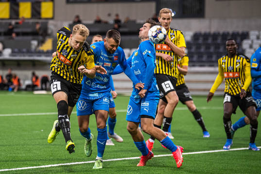 Häckens Gustav Berggren och Mjällbys Max Watson