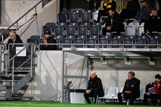 Mjällbys assisterande tränare Juan Robledo på läktaren