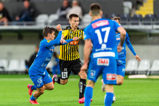 Mjällbys Jesper Gustavsson och Häckens Kristoffer Lund