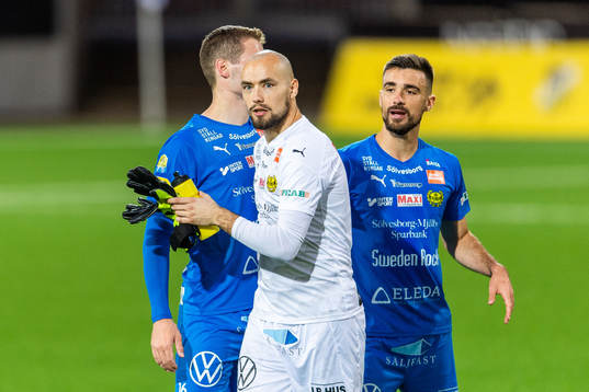 Mjällbys målvakt Carl-Johan Eriksson och Carlos Moros