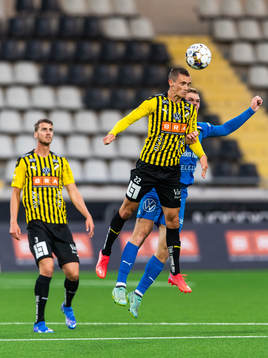 Häckens Tobias Carlsson och Mjällbys Jacob Bergström