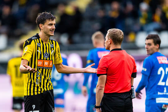 Häckens Alexander Jeremejeff reagerar mot domare domare