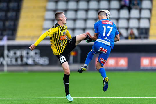 Häckens Patrik Wålemark och Mjällbys Carlos Moros Gracia