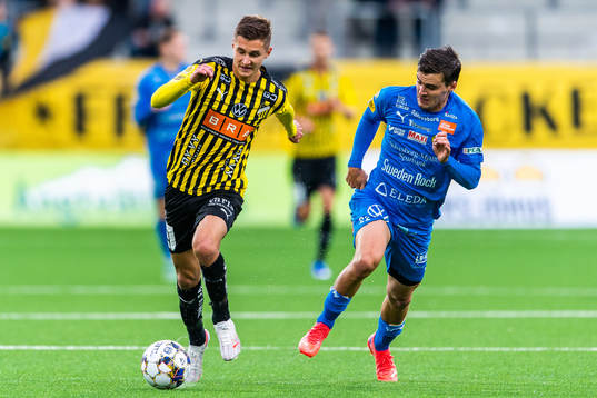 Häckens Leo Bengtsson och Mjällbys Jesper Gustavsson