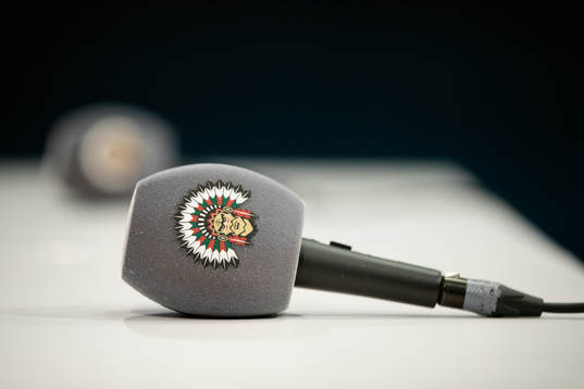 En mikrofon med Frölunda logo