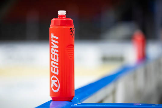 En vattenflaska med Enervit logo