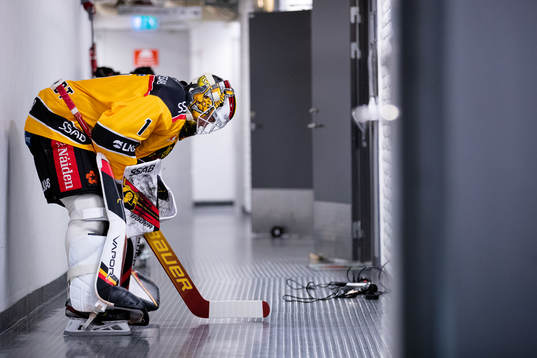 Luleås målvakt Jesper Wallstedt innan ishockeymatchen i