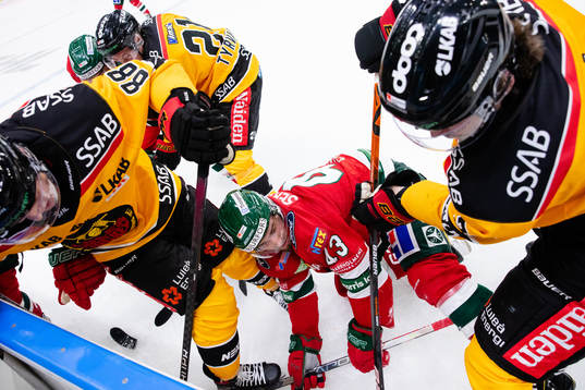 Frölundas Michael Spacek tacklas av Luleås Oscar Engsund