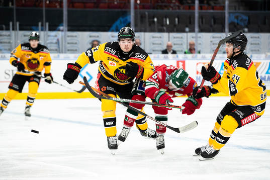 Luleås Oscar Engsund och Brendan Shinnimin mot Frölundas