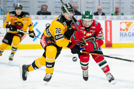 Luleås Oscar Engsund tacklar Frölundas Ryan Lasch