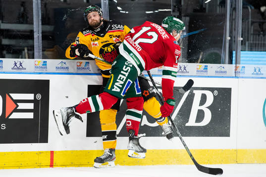 Frölundas Max Friberg tacklar Luleås Pontus Själin
