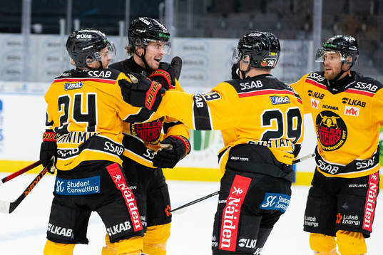 Luleås Brendan Shinnimin jublar med lagkamrater