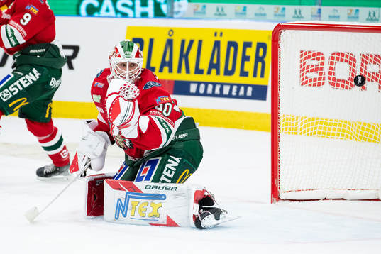 Frölundas målvakt Matthew Tomkins släpper in skott från