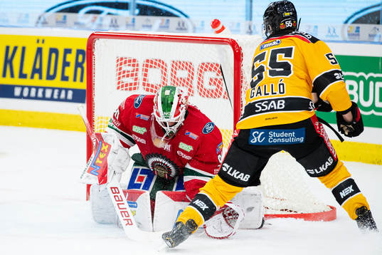 Frölundas målvakt Matthew Tomkins räddar ett avslut