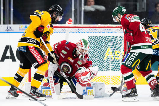 Frölundas målvakt Matthew Tomkins med en räddning